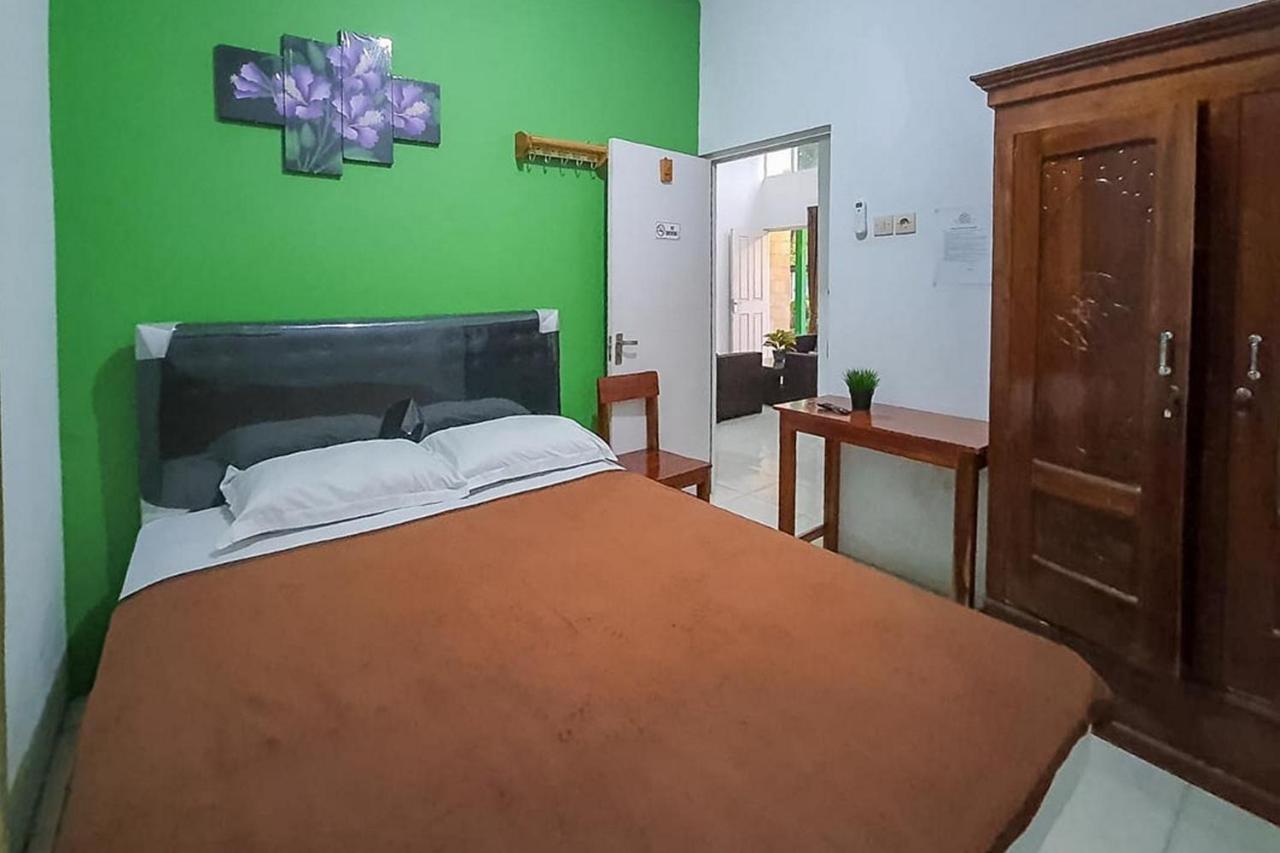 Syafa Homestay Syariah Mitra Reddoorz Tuban  Eksteriør billede