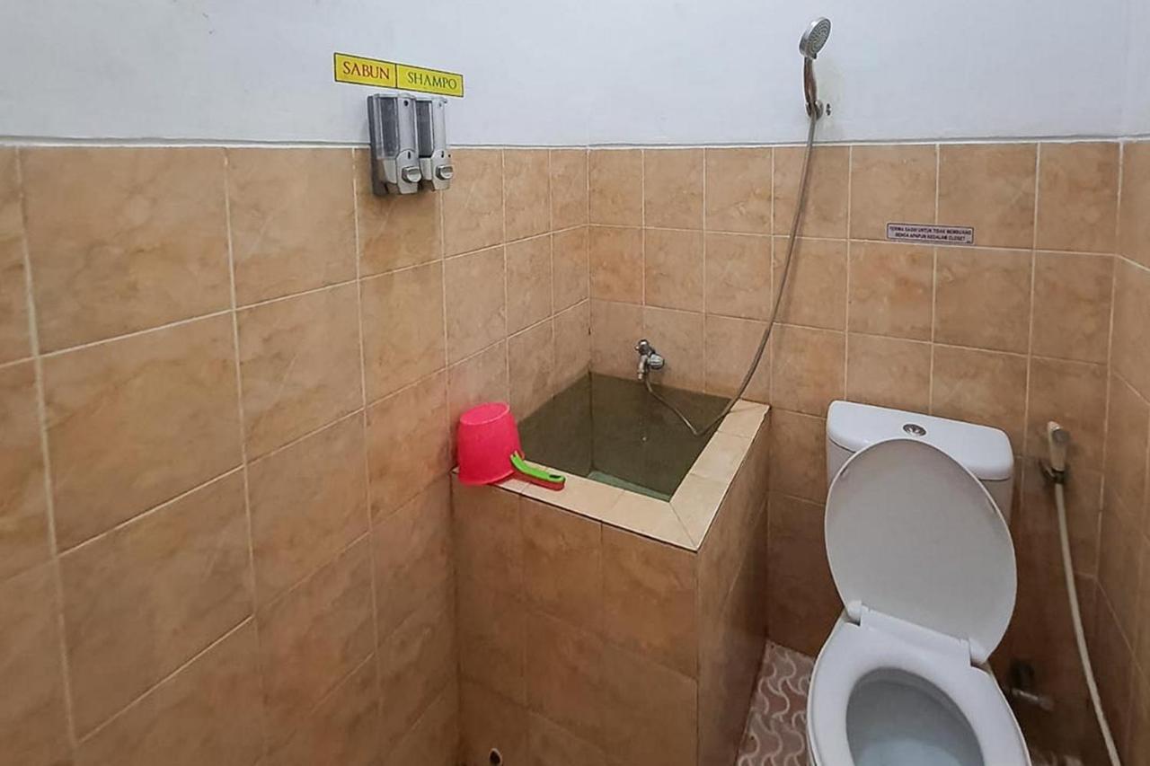 Syafa Homestay Syariah Mitra Reddoorz Tuban  Eksteriør billede