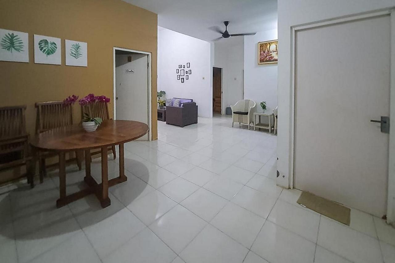 Syafa Homestay Syariah Mitra Reddoorz Tuban  Eksteriør billede